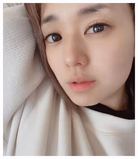近40歲的蒼井空曬雙胞胎兒子生日全家福,不老童顏,稱還想要二胎
