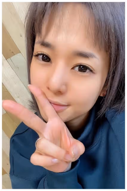 近40歲的蒼井空曬雙胞胎兒子生日全家福,不老童顏,稱還想要二胎