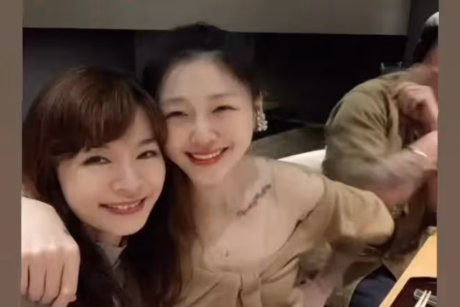 大S鎖骨刺老公同款紋身!笑容美艷似少女,夫妻穿情侶裝親密外出