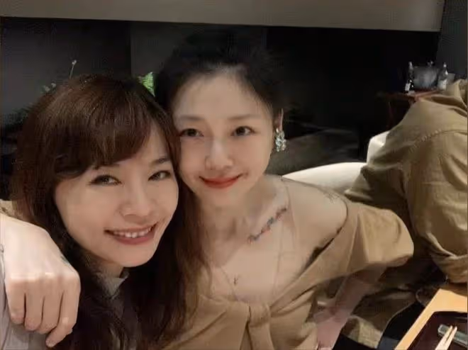 大S鎖骨刺老公同款紋身!笑容美艷似少女,夫妻穿情侶裝親密外出