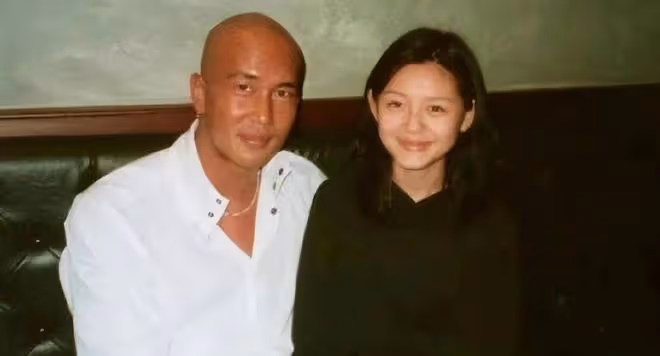大S鎖骨刺老公同款紋身!笑容美艷似少女,夫妻穿情侶裝親密外出