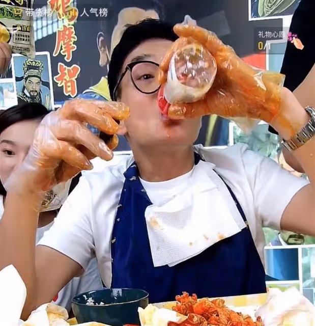 心酸！李國麟帶貨吃小龍蝦　辣到嘴唇發黑網民都心疼