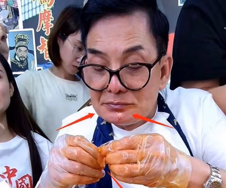 心酸！李國麟帶貨吃小龍蝦　辣到嘴唇發黑網民都心疼