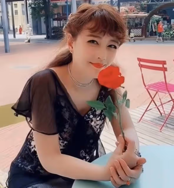 55歲香港知名女星分享假期生活!美顏濾鏡太誇張,網友直呼不敢認
