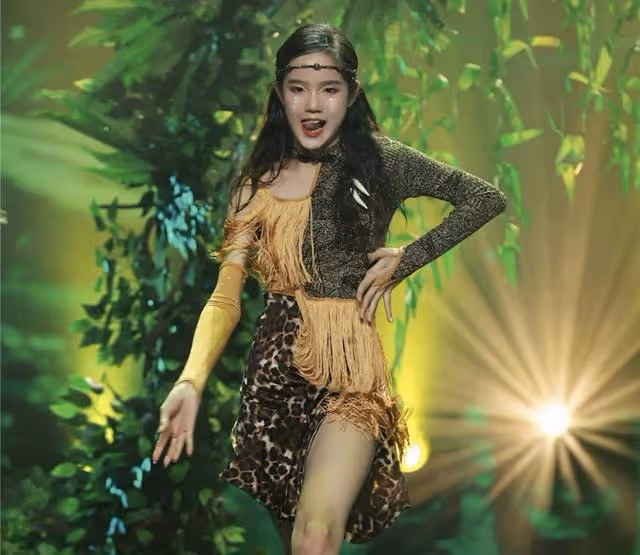 香港知名女星14歲女兒被質疑割雙眼皮!錄視頻大罵:腦子有問題