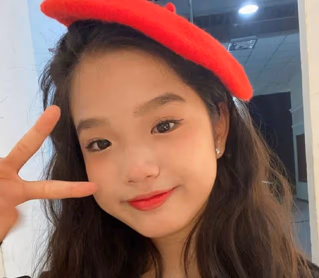 香港知名女星14歲女兒被質疑割雙眼皮!錄視頻大罵:腦子有問題