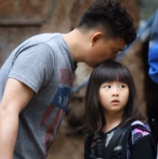 黃磊16歲大女兒氣質大變,化藍色眼線神情迷離,鼻樑突兀被猜整容