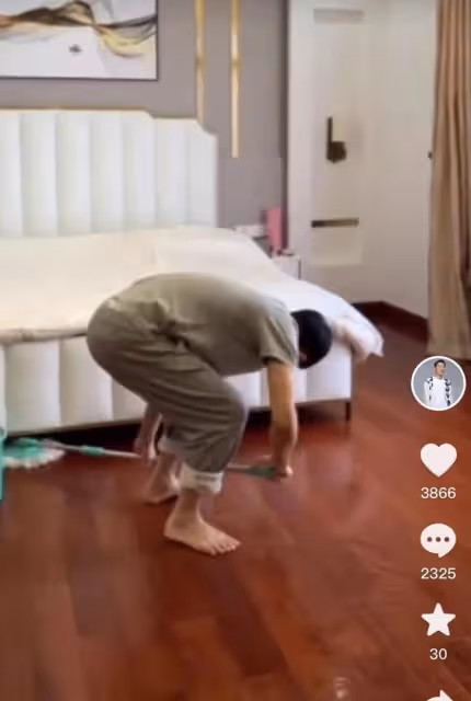 60歲劉德華赤腳在家拖地,睡2000元床用廉價拖把,豪宅曝光笑開懷