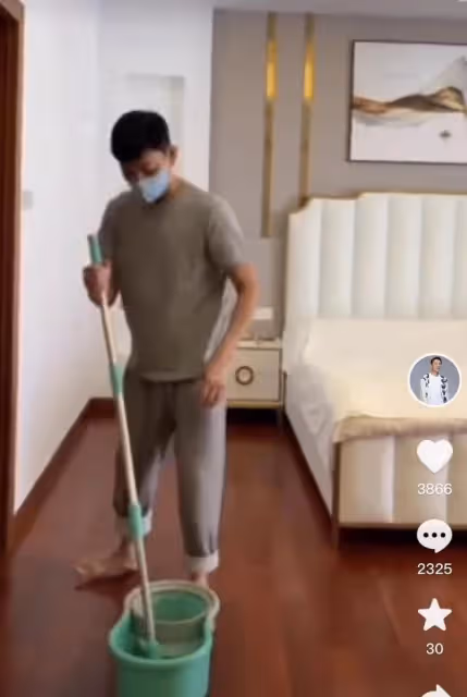60歲劉德華赤腳在家拖地,睡2000元床用廉價拖把,豪宅曝光笑開懷