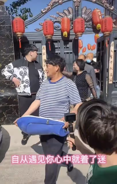 大衣哥帶兒子拜見新親家！裝滿車禮物顯用心，新兒媳獲全家喜歡