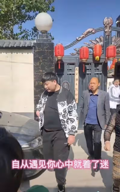 大衣哥帶兒子拜見新親家！裝滿車禮物顯用心，新兒媳獲全家喜歡