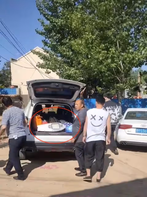 大衣哥帶兒子拜見新親家！裝滿車禮物顯用心，新兒媳獲全家喜歡
