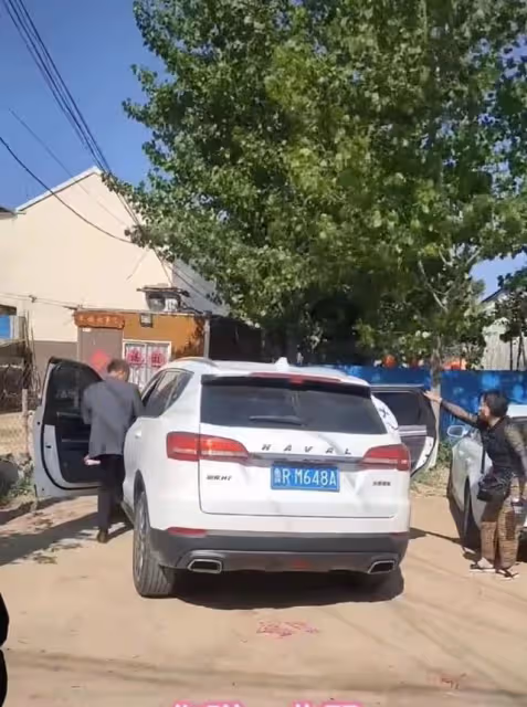 大衣哥帶兒子拜見新親家！裝滿車禮物顯用心，新兒媳獲全家喜歡
