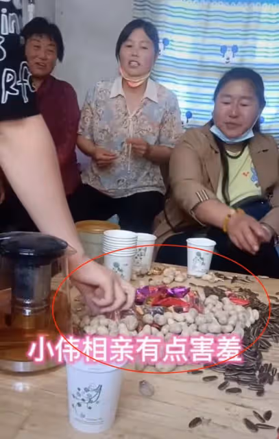 大衣哥帶兒子拜見新親家！裝滿車禮物顯用心，新兒媳獲全家喜歡
