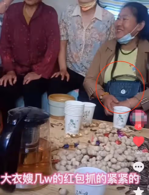 大衣哥帶兒子拜見新親家！裝滿車禮物顯用心，新兒媳獲全家喜歡