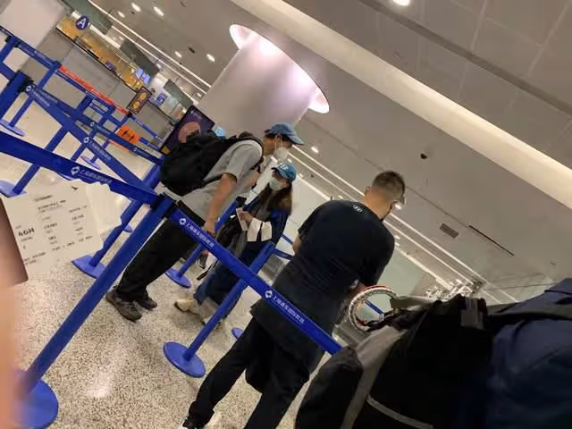 彭于晏機場照曝光惹爭議！背大包行李連夜離開上海，本人火速回應