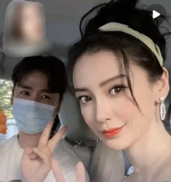 新戀情？楊穎與陌生男一起慶生，妝容精緻被送鮮花笑得好幸福