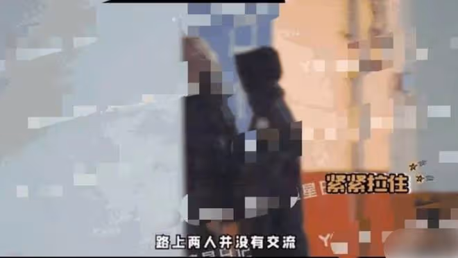 不是張碧晨！華晨宇深夜帶美女回豪宅，與美女手拉手疑新戀情曝光