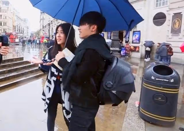 不是張碧晨！華晨宇深夜帶美女回豪宅，與美女手拉手疑新戀情曝光