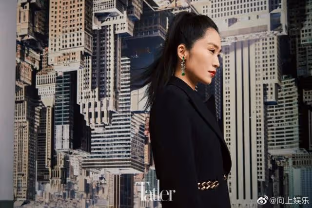 張藝謀大女兒張末與沈月合體拍雜誌封面,相差19歲各有各的風格