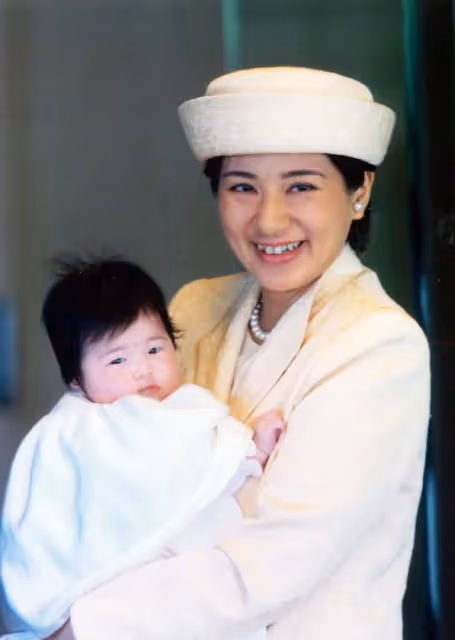 愛子公主十五張經典寫真回顧,意外地發現年輕時的雅子是位大美女