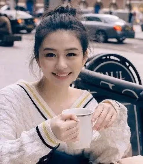 她繼承了母親「性感女神」的顏值,如今改名並在韓出道