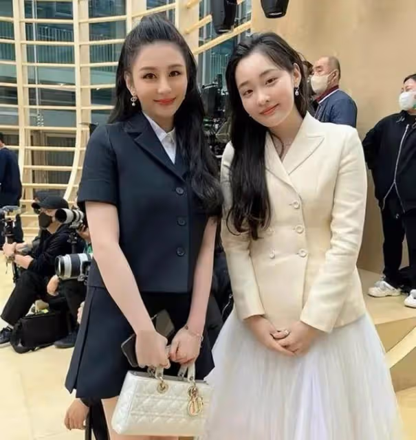 她繼承了母親「性感女神」的顏值,如今改名並在韓出道