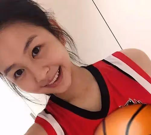 她繼承了母親「性感女神」的顏值,如今改名並在韓出道