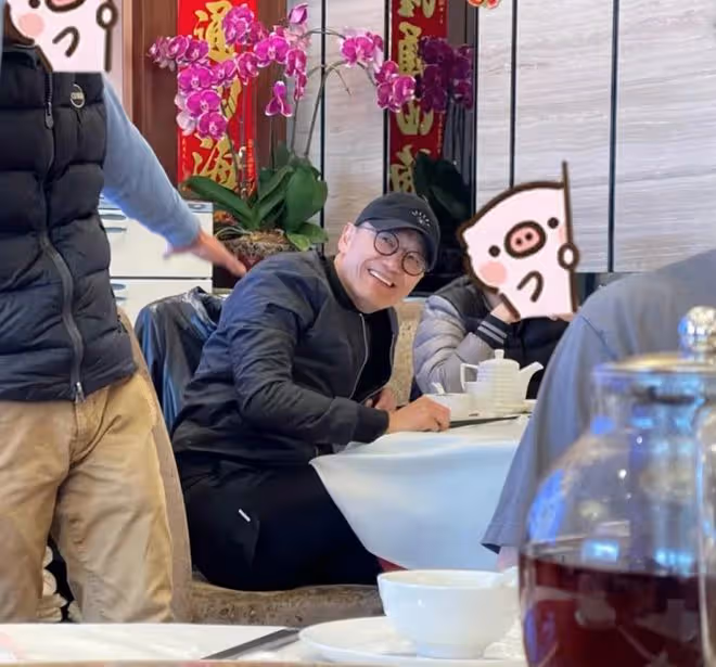 63歲苗僑偉移居國外，與朋友聚餐被偶遇，網友爆料其在當地開餐廳