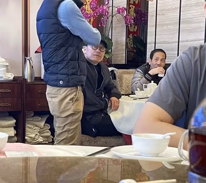 63歲苗僑偉移居國外，與朋友聚餐被偶遇，網友爆料其在當地開餐廳