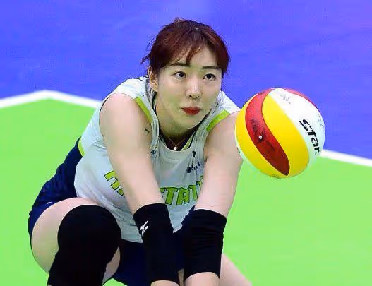 體壇悲劇！25歲女排名將在家自殺，其日記本揭露教練的惡行