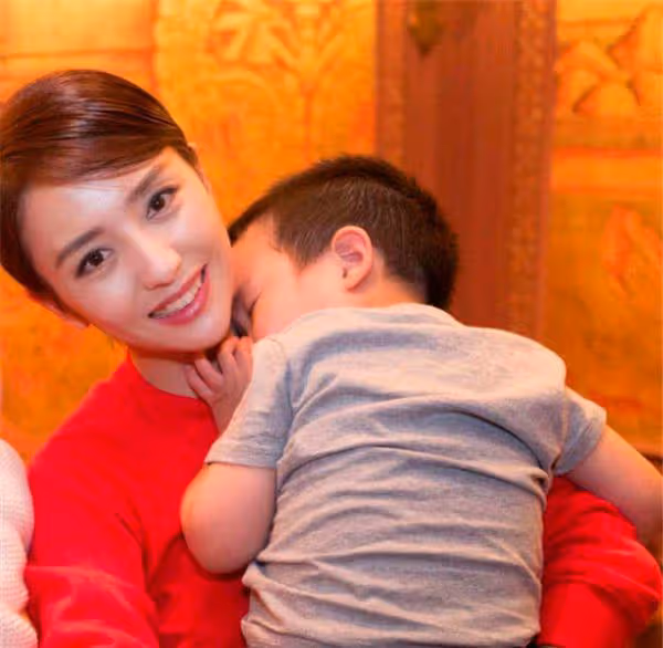 復婚？佟麗婭陳思誠合體帶兒子遊玩，丫丫甜笑像個戀愛中的少女