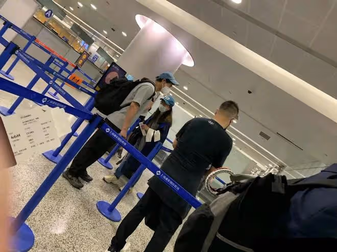 彭于晏被曝連夜離開上海,被封期間形象不堪入目,頭髮亂鬍子長