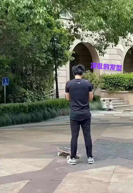 彭于晏被曝連夜離開上海,被封期間形象不堪入目,頭髮亂鬍子長