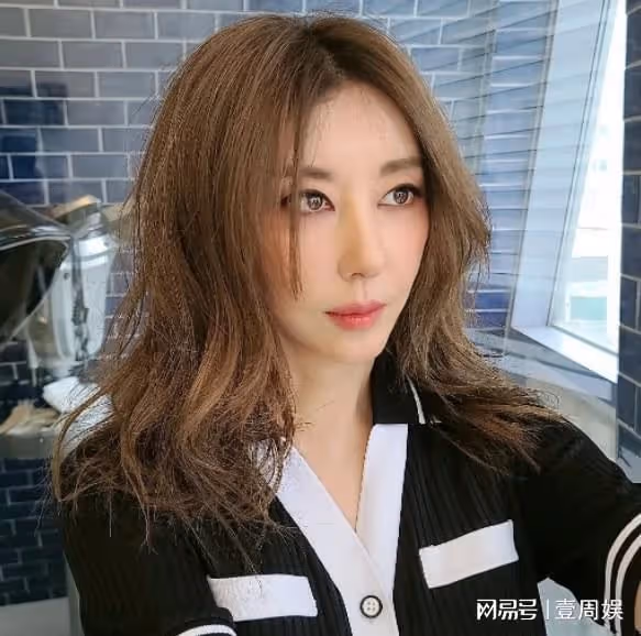 52歲金元萱近照曝光,單身多年至今未婚,張菲曾為追她喝到住院