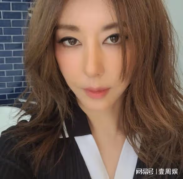 52歲金元萱近照曝光,單身多年至今未婚,張菲曾為追她喝到住院