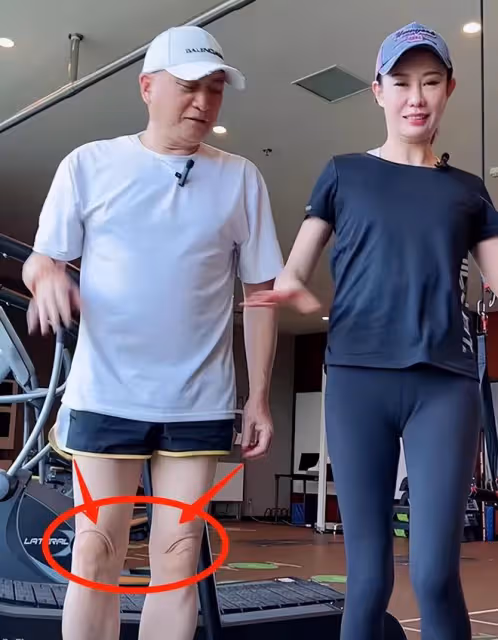 63歲湯鎮業跟嬌妻直播跳操,膝蓋出賣了年齡,網友:全程划水