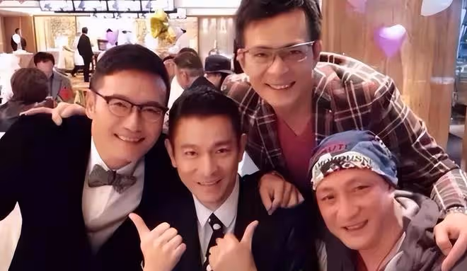 63歲湯鎮業跟嬌妻直播跳操,膝蓋出賣了年齡,網友:全程划水