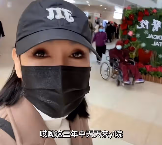 56歲張咪低調去醫院!手拿一堆藥直呼抗癌好辛苦,二婚老公疑在旁