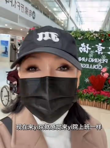 56歲張咪低調去醫院!手拿一堆藥直呼抗癌好辛苦,二婚老公疑在旁