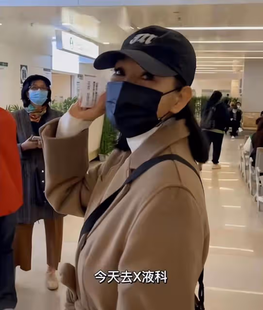 56歲張咪低調去醫院!手拿一堆藥直呼抗癌好辛苦,二婚老公疑在旁