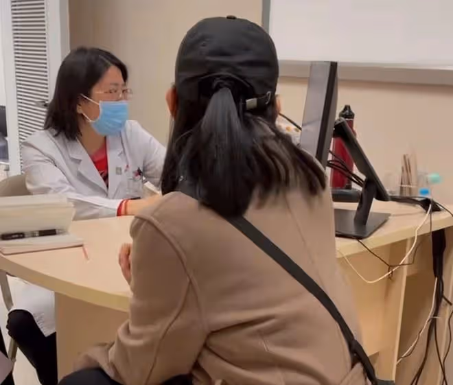 56歲張咪低調去醫院!手拿一堆藥直呼抗癌好辛苦,二婚老公疑在旁