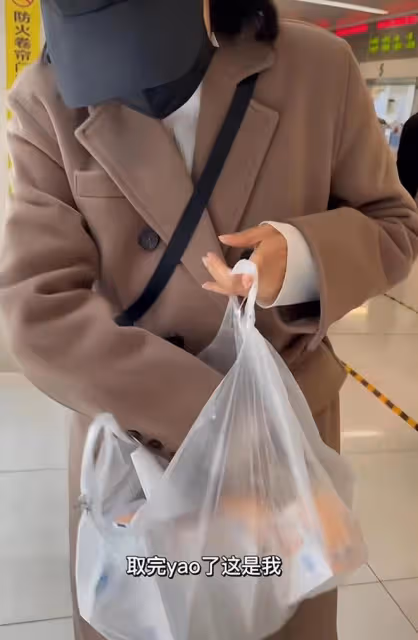 56歲張咪低調去醫院!手拿一堆藥直呼抗癌好辛苦,二婚老公疑在旁
