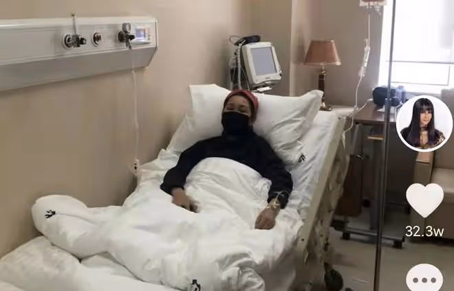 56歲張咪低調去醫院!手拿一堆藥直呼抗癌好辛苦,二婚老公疑在旁
