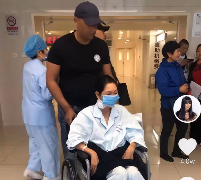 56歲張咪低調去醫院!手拿一堆藥直呼抗癌好辛苦,二婚老公疑在旁