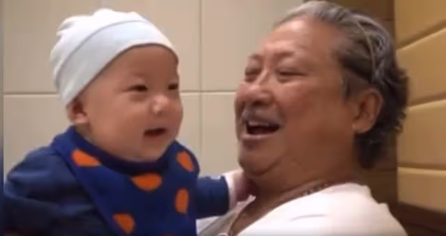 70歲洪金寶抱孫子猛親,惹哭孫子仍不願放手,脖子掛大金鍊太搶眼