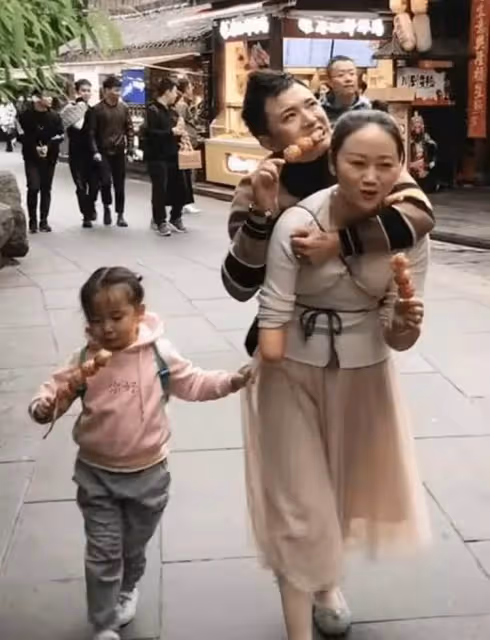 連體夫妻走紅後,無腿丈夫出軌女大生,獨臂阿嬌帶女兒回農村,近況曝光了