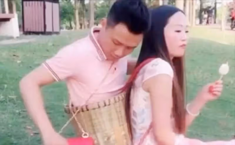 連體夫妻走紅後,無腿丈夫出軌女大生,獨臂阿嬌帶女兒回農村,近況曝光了
