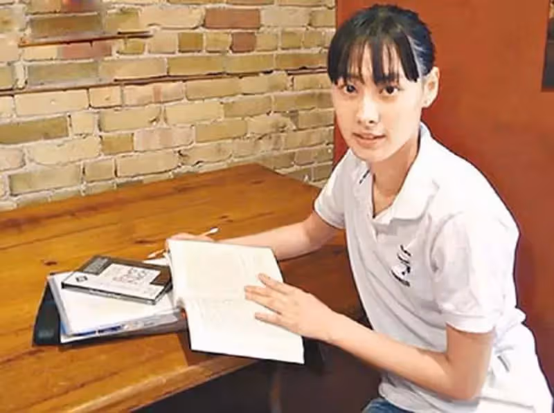 獨自帶娃11年!梁洛施22歲生三胎「和李澤楷分手不嫁人」今33歲近況:不入豪門是最佳選擇