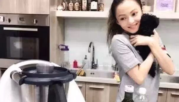 被父母坑慘的張韶涵,翻紅後「太平洋上買了小島建豪宅」門外就是陽光沙灘「光裝修就3千萬」網友:貧窮限制想像